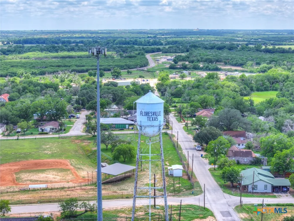 1006 Pecan Street Floresville, TX 78114