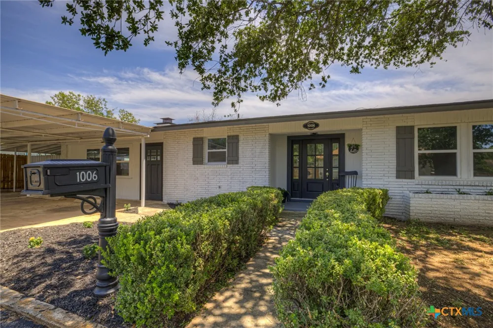 1006 Pecan Street Floresville, TX 78114