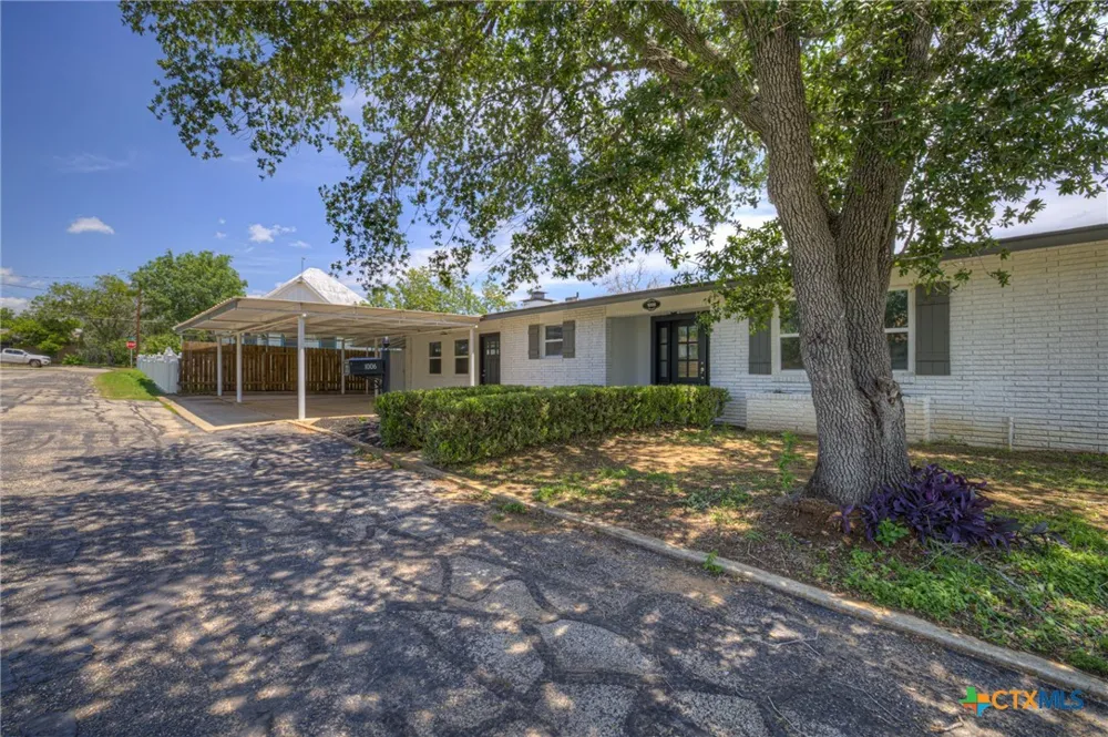 1006 Pecan Street Floresville, TX 78114