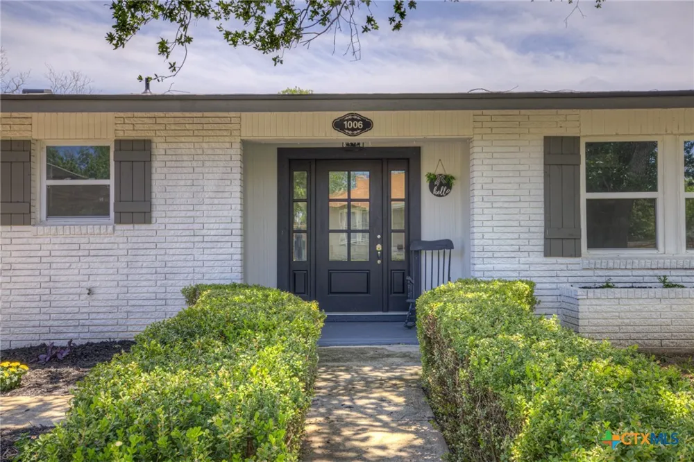 1006 Pecan Street Floresville, TX 78114