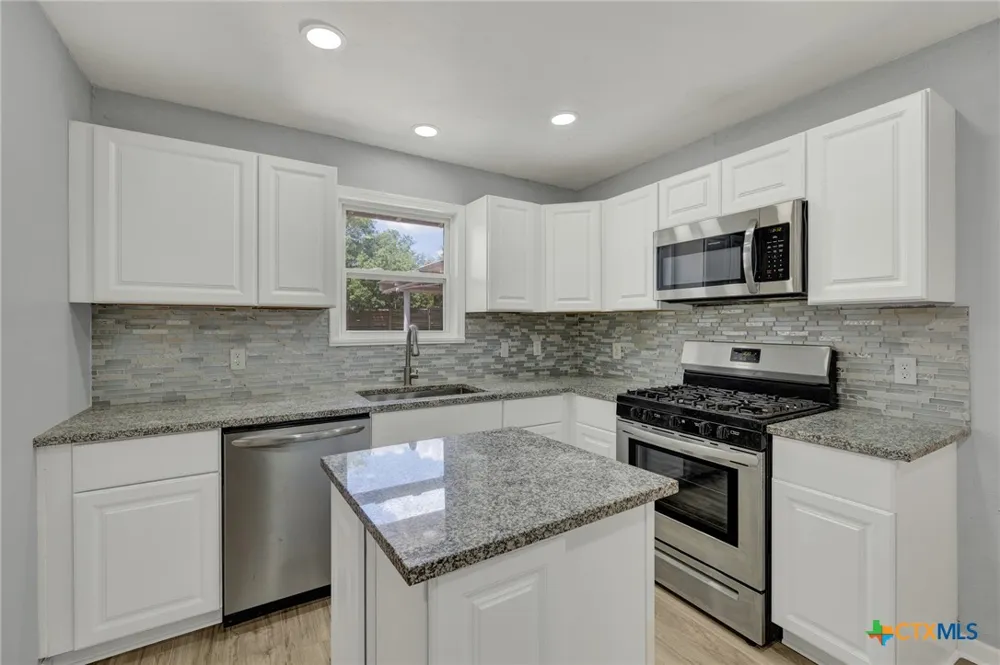 1006 Pecan Street Floresville, TX 78114
