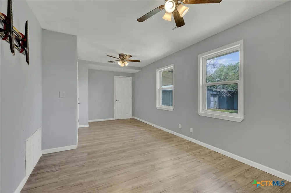 1006 Pecan Street Floresville, TX 78114