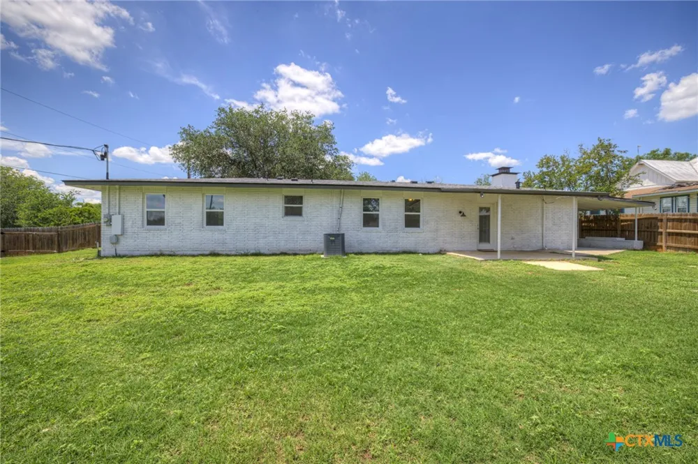 1006 Pecan Street Floresville, TX 78114