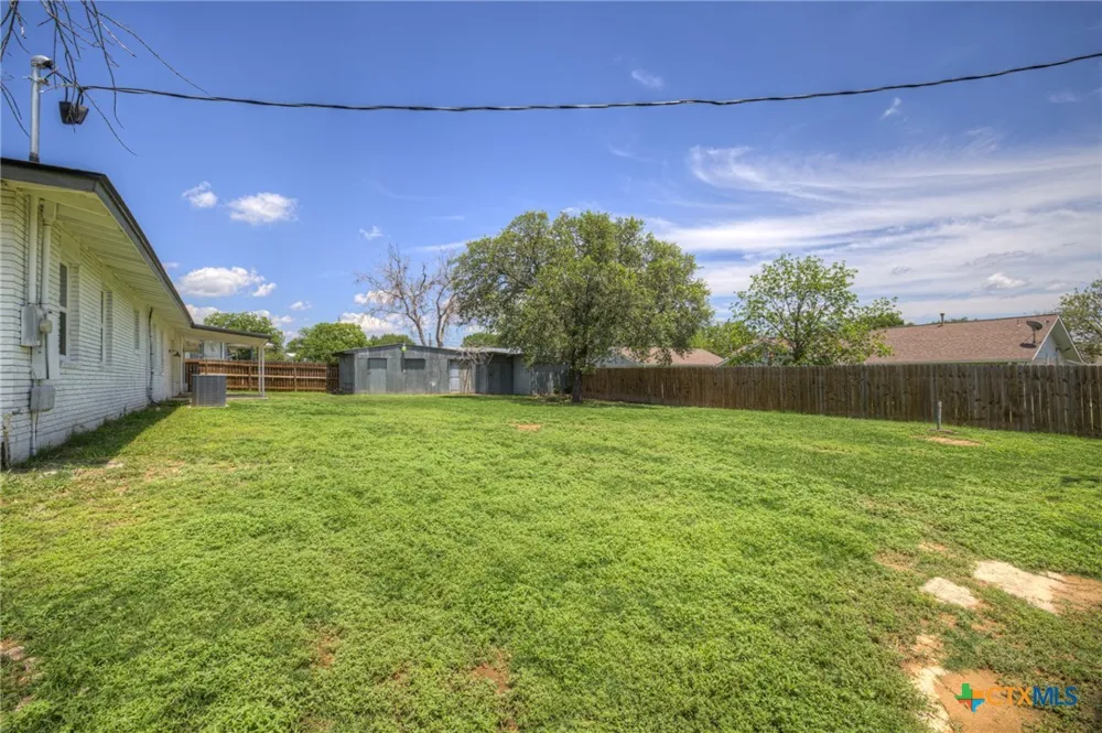 1006 Pecan Street Floresville, TX 78114