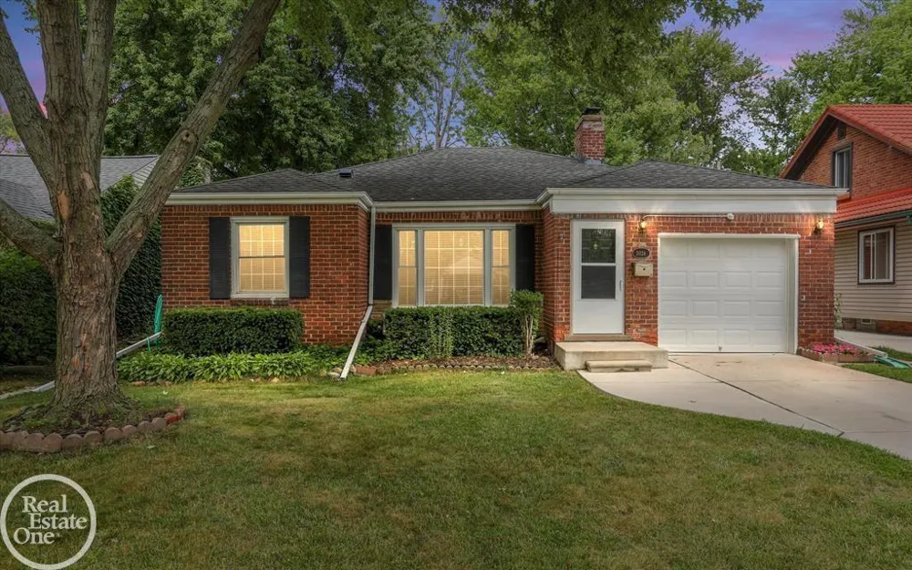 2024 Manchester Boulevard Grosse Pointe Woods City, MI 48236