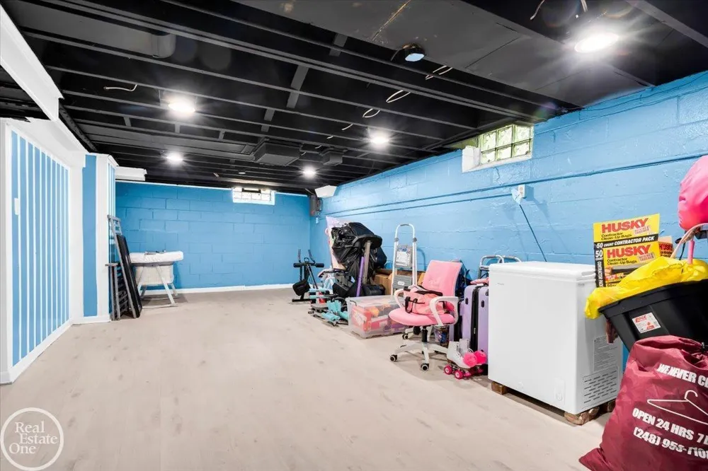 2024 Manchester Boulevard Grosse Pointe Woods City, MI 48236