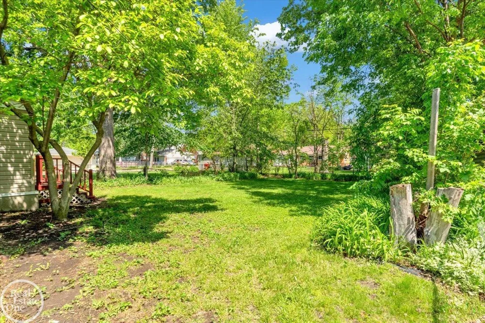 2024 Manchester Boulevard Grosse Pointe Woods City, MI 48236