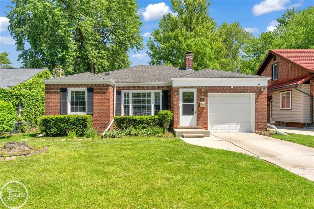 2024 Manchester Boulevard Grosse Pointe Woods City, MI 48236