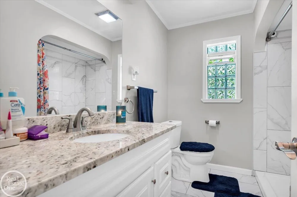 2024 Manchester Boulevard Grosse Pointe Woods City, MI 48236