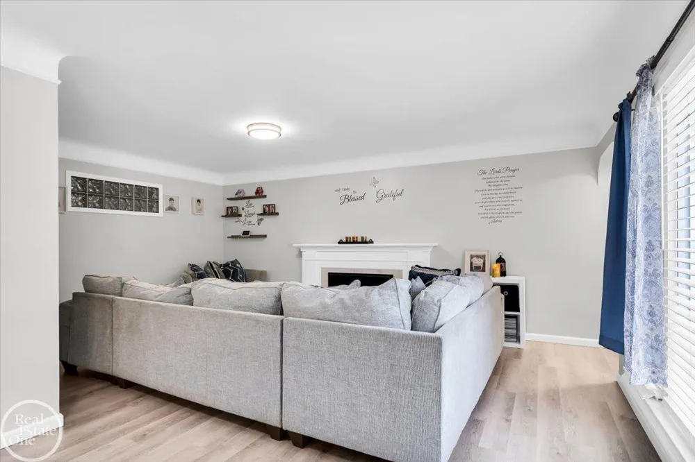 2024 Manchester Boulevard Grosse Pointe Woods City, MI 48236