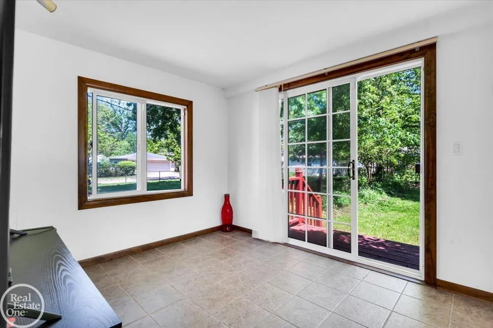 2024 Manchester Boulevard Grosse Pointe Woods City, MI 48236