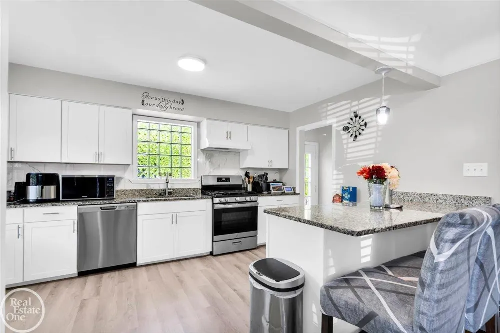 2024 Manchester Boulevard Grosse Pointe Woods City, MI 48236