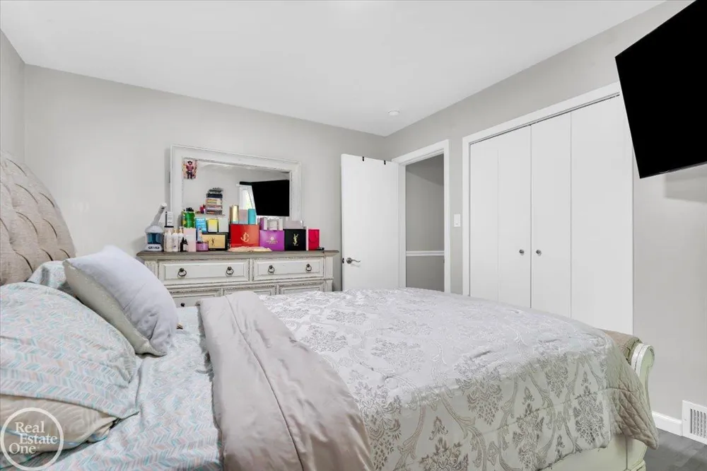 2024 Manchester Boulevard Grosse Pointe Woods City, MI 48236