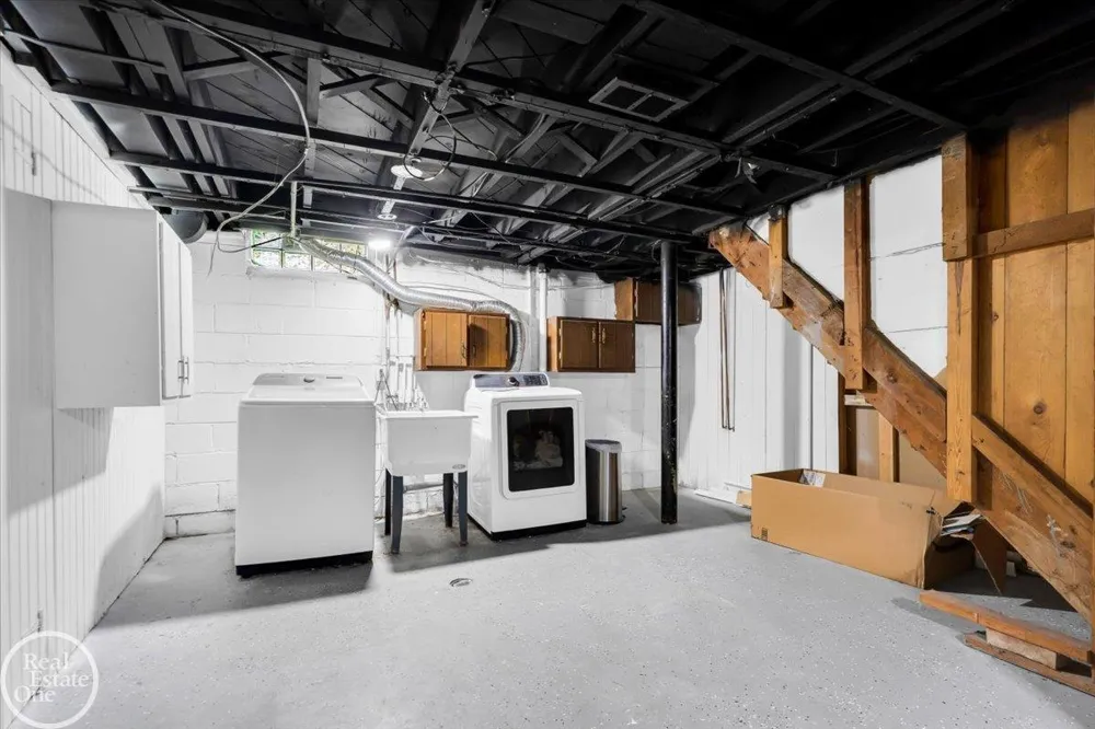 2024 Manchester Boulevard Grosse Pointe Woods City, MI 48236