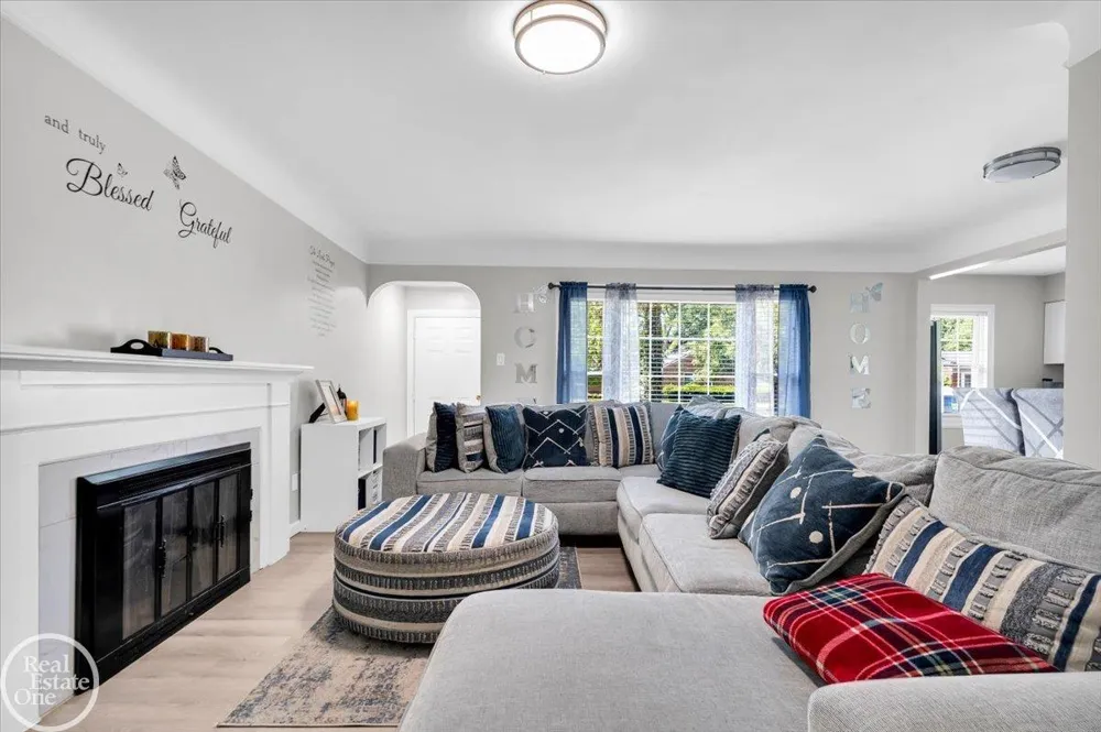 2024 Manchester Boulevard Grosse Pointe Woods City, MI 48236