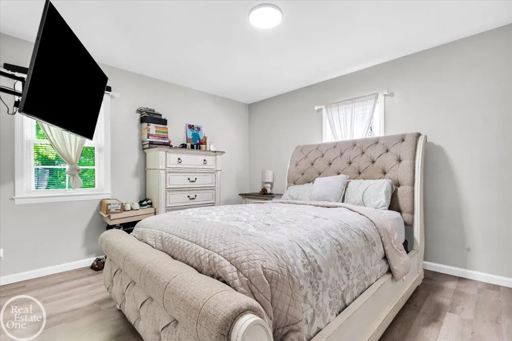 2024 Manchester Boulevard Grosse Pointe Woods City, MI 48236