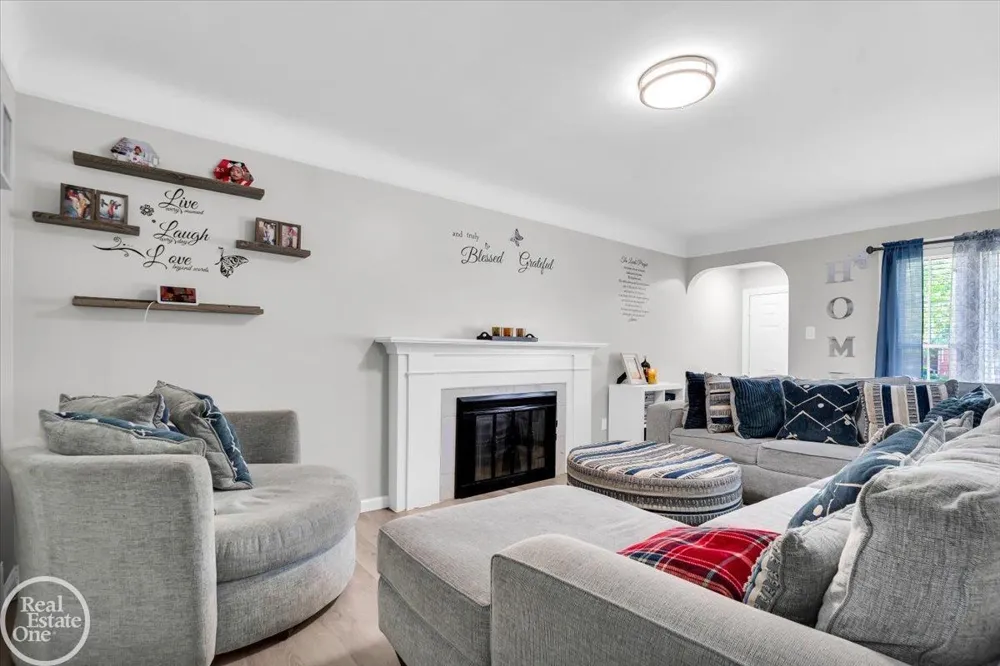 2024 Manchester Boulevard Grosse Pointe Woods City, MI 48236