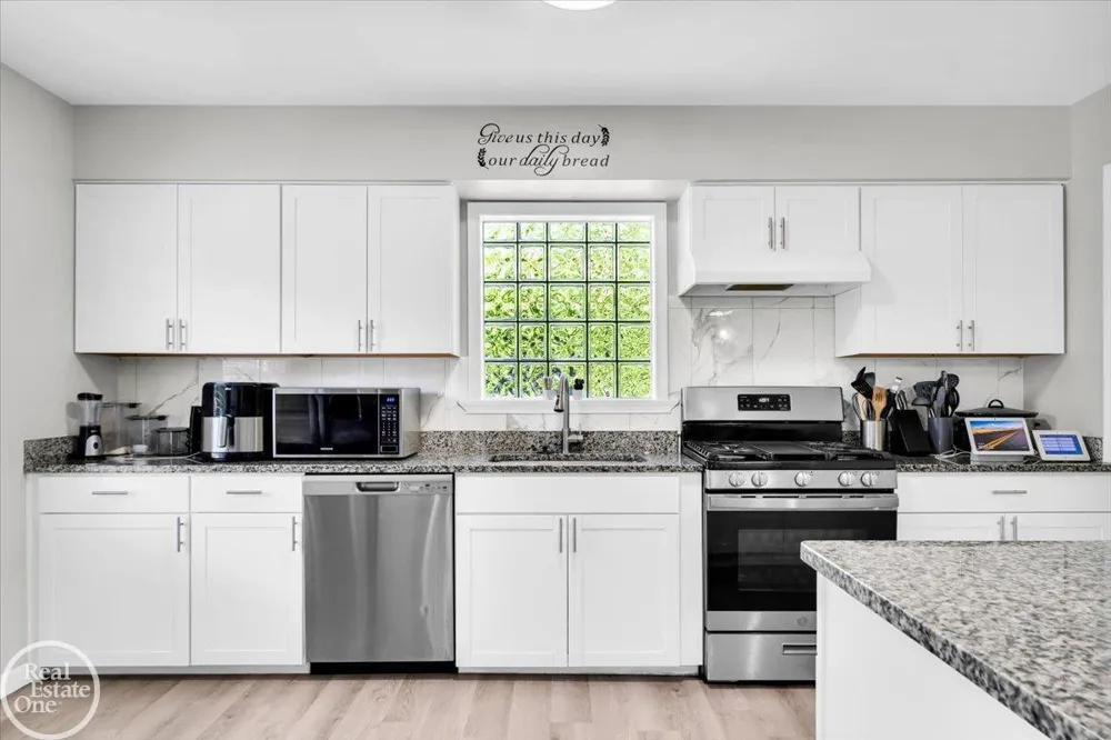 2024 Manchester Boulevard Grosse Pointe Woods City, MI 48236