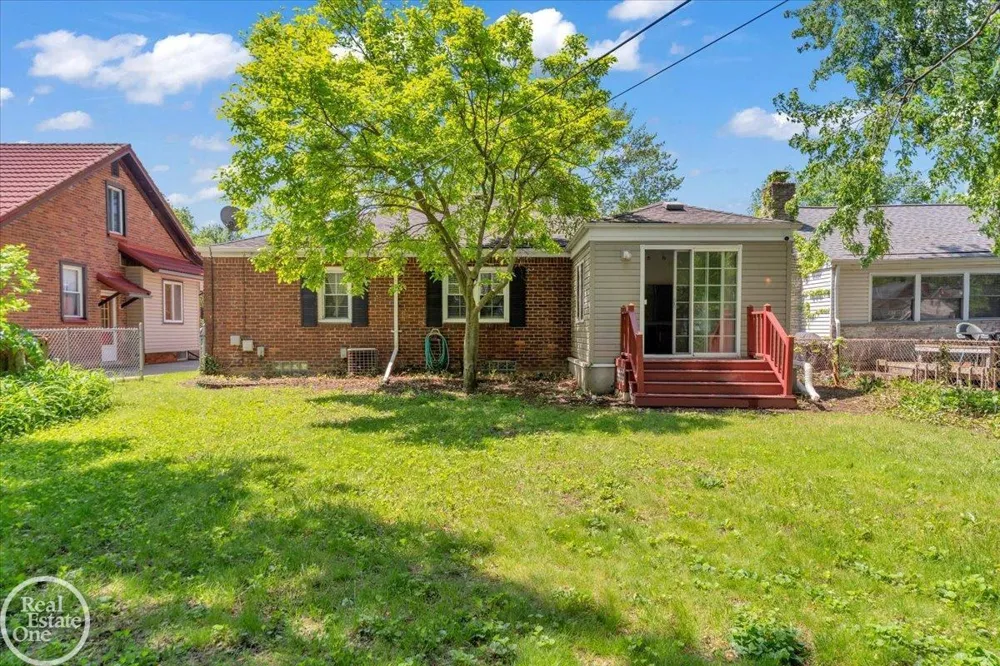 2024 Manchester Boulevard Grosse Pointe Woods City, MI 48236