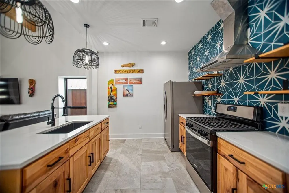 804 W Tyler Avenue Port O Connor, TX 77982