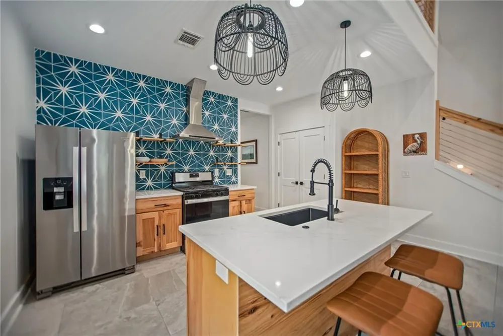 804 W Tyler Avenue Port O Connor, TX 77982