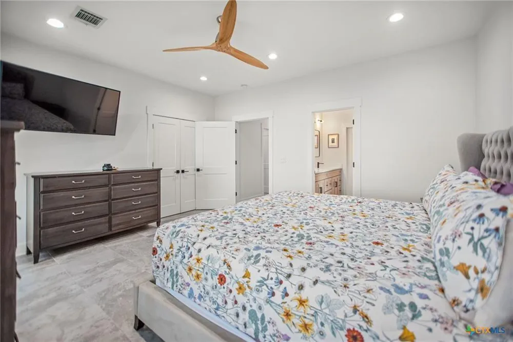 804 W Tyler Avenue Port O Connor, TX 77982