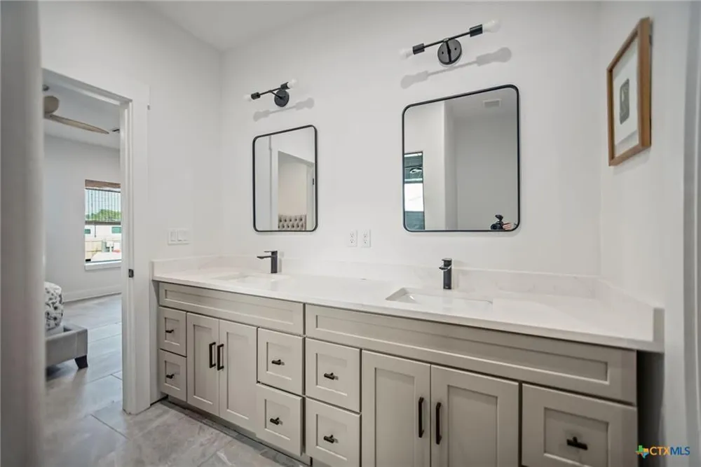 804 W Tyler Avenue Port O Connor, TX 77982
