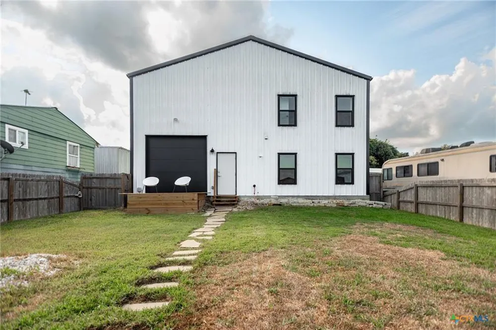 804 W Tyler Avenue Port O Connor, TX 77982