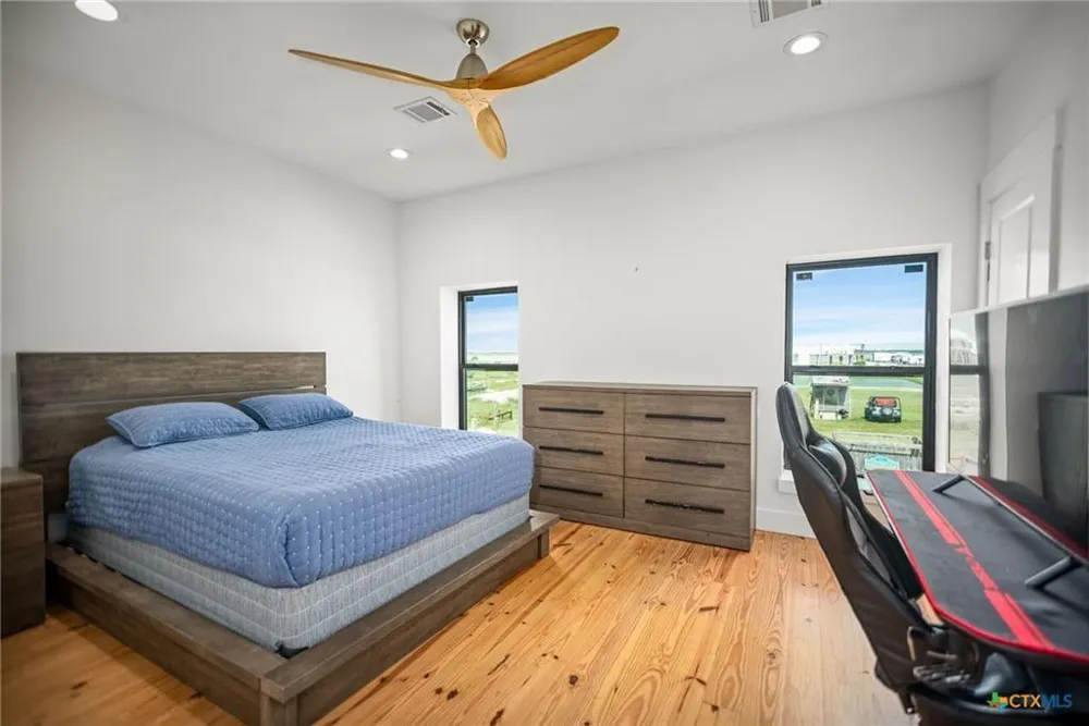 804 W Tyler Avenue Port O Connor, TX 77982