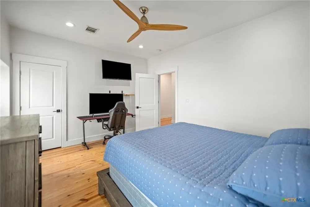 804 W Tyler Avenue Port O Connor, TX 77982