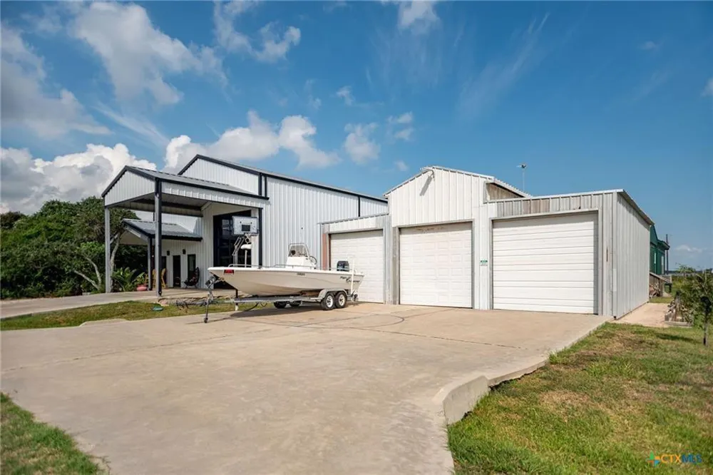 804 W Tyler Avenue Port O Connor, TX 77982