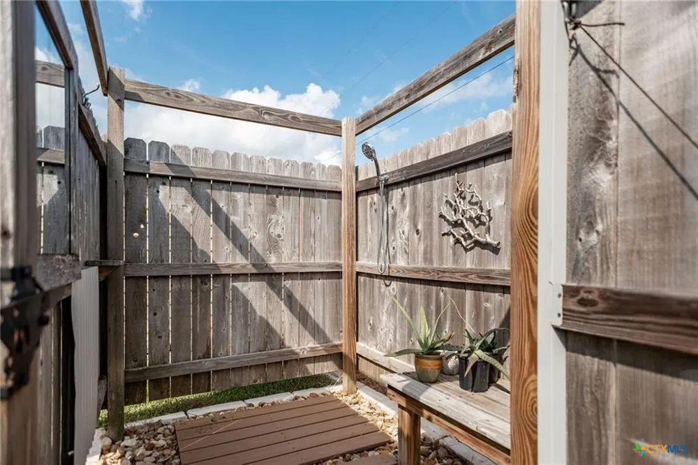 804 W Tyler Avenue Port O Connor, TX 77982