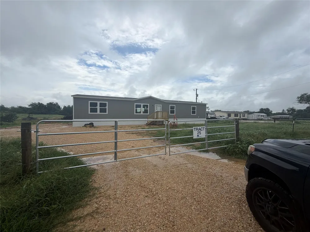 25 Cr 124 Road Floresville, TX 78114