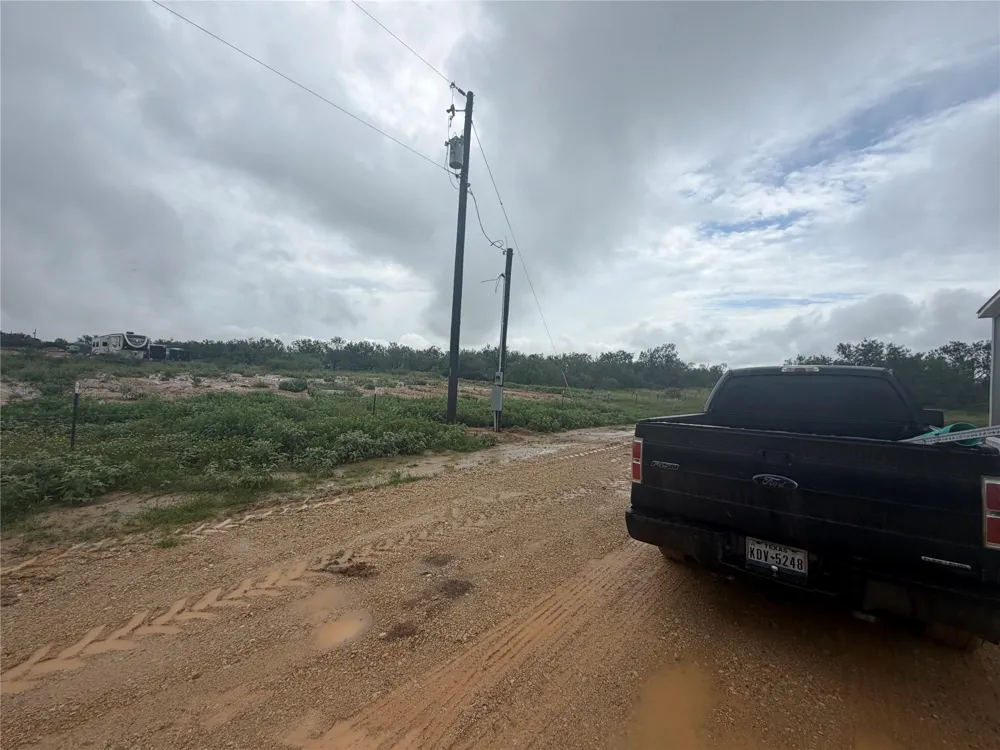 25 Cr 124 Road Floresville, TX 78114