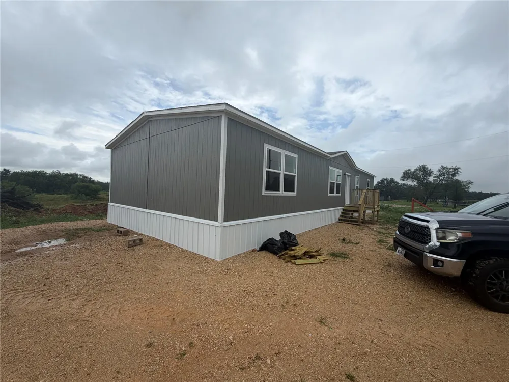 25 Cr 124 Road Floresville, TX 78114