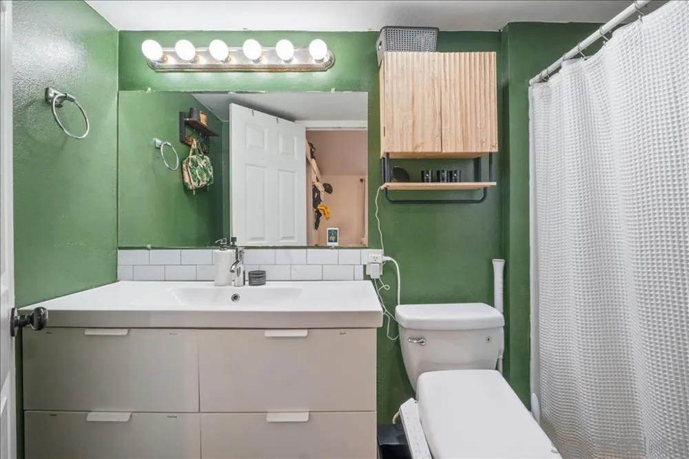 3419 S Barcelona Spring Valley, CA 91977