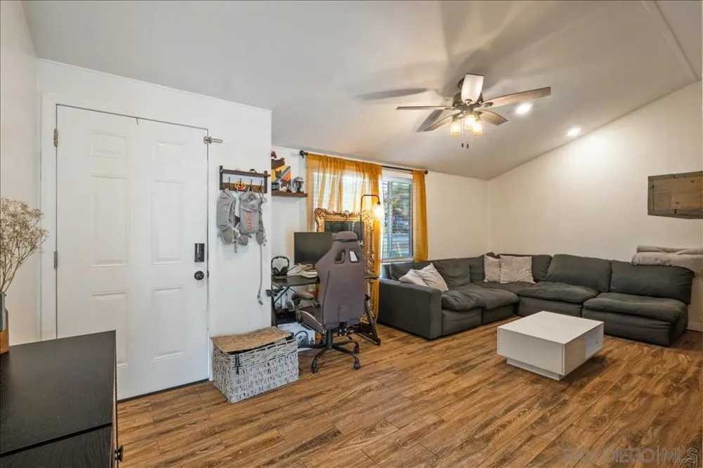 3419 S Barcelona Spring Valley, CA 91977