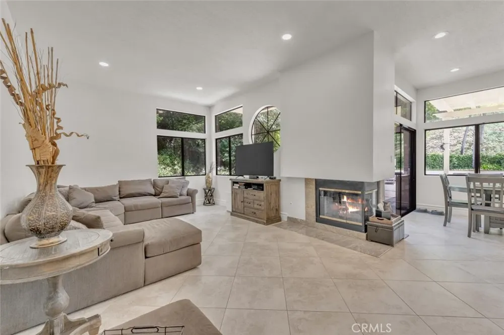 6066 Lake Lindero DR Agoura Hills, CA 91301