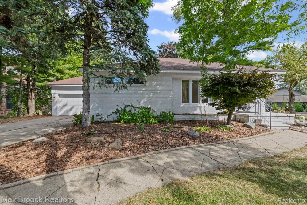 2665 Middlebelt Road West Bloomfield Charter Township, MI 48324