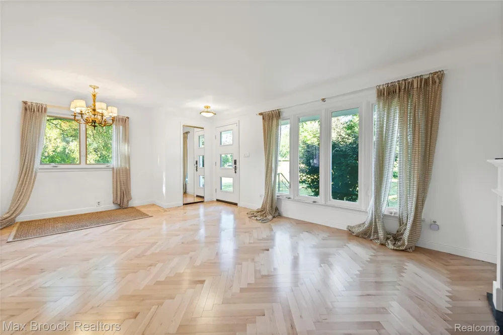 2665 Middlebelt Road West Bloomfield Charter Township, MI 48324