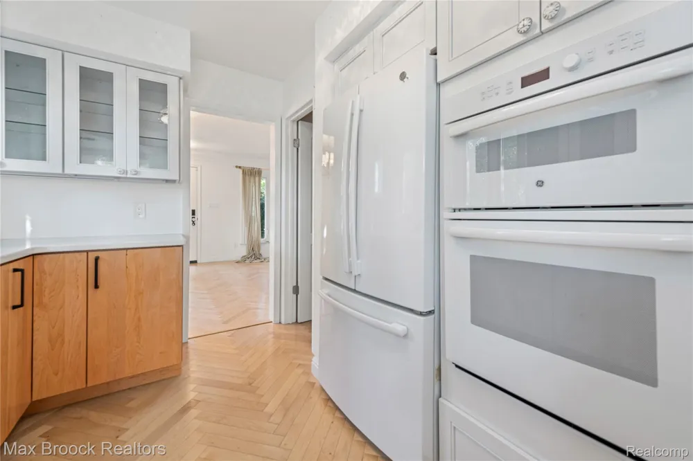 2665 Middlebelt Road West Bloomfield Charter Township, MI 48324