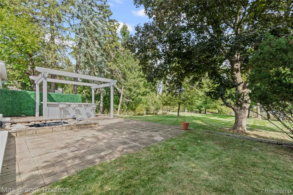 2665 Middlebelt Road West Bloomfield Charter Township, MI 48324