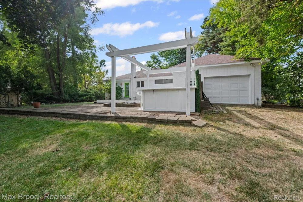 2665 Middlebelt Road West Bloomfield Charter Township, MI 48324