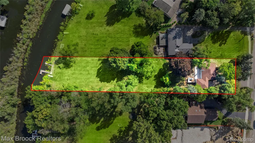 2665 Middlebelt Road West Bloomfield Charter Township, MI 48324