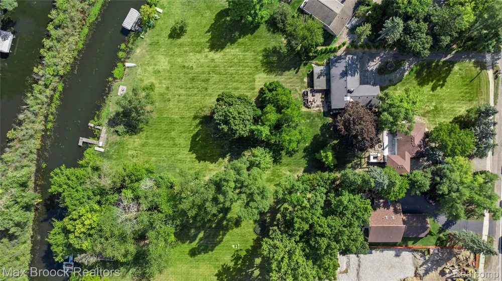 2665 Middlebelt Road West Bloomfield Charter Township, MI 48324