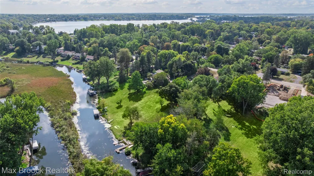 2665 Middlebelt Road West Bloomfield Charter Township, MI 48324