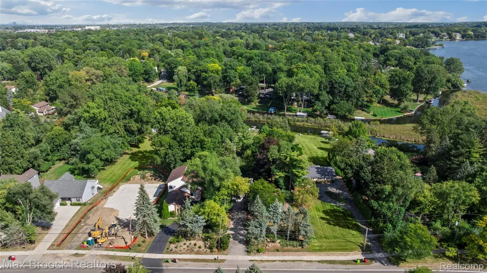 2665 Middlebelt Road West Bloomfield Charter Township, MI 48324