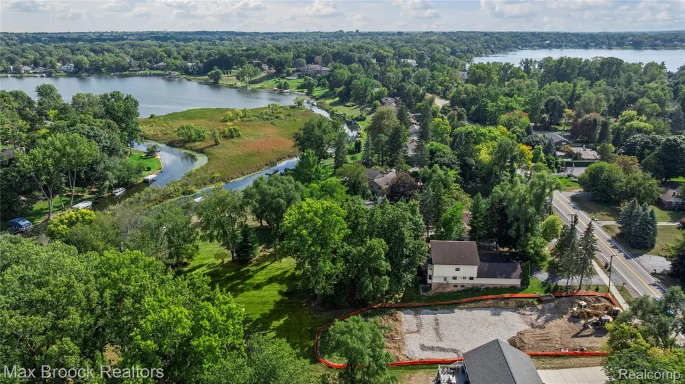 2665 Middlebelt Road West Bloomfield Charter Township, MI 48324