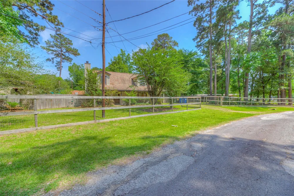 647 Moose Drive Onalaska, TX 77360