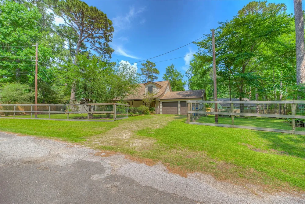 647 Moose Drive Onalaska, TX 77360